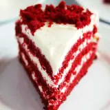 En bit saftig red velvet cake med krämig frosting. Perfekt för ett speciellt tillfälle eller när du vill ha ett gott recept.