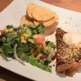 En bit tacopaj med en fräsch sallad till, toppad med krutonger och en klick krämig sås.