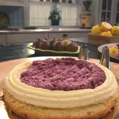 En tårta med fluffig grädde och bärfyllning väntar på att dekoreras. Snart är det dags att baka tårta!