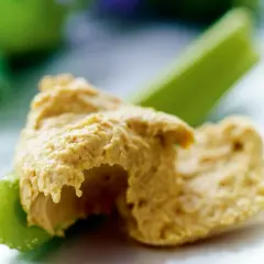 Krämig hummus utan tahini på krispiga selleristavar. En hälsosam och god dipp för alla tillfällen.