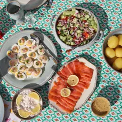 En härlig påskmat lista med sill, ägg, potatis, sallad och gravad lax. Perfekt för en påskbuffé!