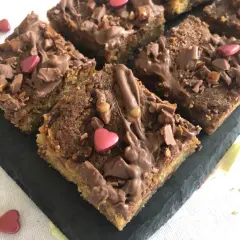 Saftiga chocolate chip cookies i långpanna, toppade med smält choklad och strössel. Perfekta för fika!