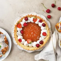 En härlig dukning med en fruktig paj, en sockerkaka med vallmofrön och små bakelser. Perfekt för att baka med flytande margarin!