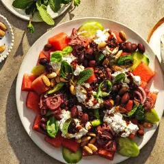 Sommarfräsch vattenmelon sallad med fetaost, oliver, rödlök och mandlar. En härlig kombination av sött och salt.