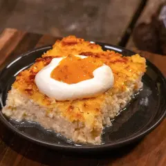 En bit krämig ostkaka med fluffig grädde och aprikoskompott. Ett perfekt ostkaka recept för fikat.