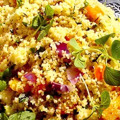 En härlig couscous sallad med bitar av pumpa, rödlök och färska örter. Perfekt sommarbuffé!
