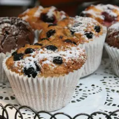 Fluffiga muffins med blåbär och choklad, pudrade med florsocker. Perfekta att frysa in för senare njutning.