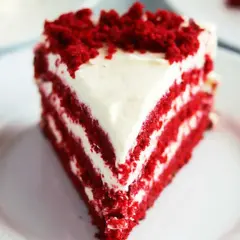 En bit saftig red velvet cake med krämig frosting. Perfekt för ett speciellt tillfälle eller när du vill ha ett gott recept.