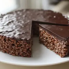 En härlig chokladtårta med krispiga rispuffar och chokladglasyr, perfekt för barnkalas.