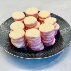 En hög med hembakade brysselkex med rosa socker. Perfekt för fikat!