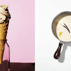 En strut med krämig glass i en glasflaska bredvid en kastrull med vaniljkräm, ingredienser för ett perfekt gelato recept.