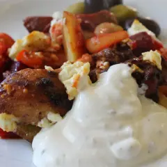 En härlig grekisk pyttipanna med kött, grönsaker och en krämig sås.