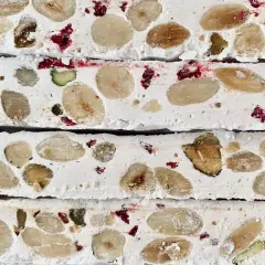 Nära bild av fransk nougat med mandlar, pistagenötter och torkade bär.