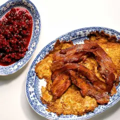 Raggmunk recept med knaperstekt bacon och rårörda lingon. En klassisk svensk rätt som smakar ljuvligt.