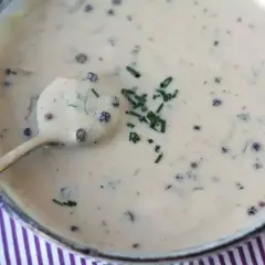 Krämig pepparsås med hela pepparkorn och färsk gräslök. Ett enkelt pepparsås recept som passar till det mesta.