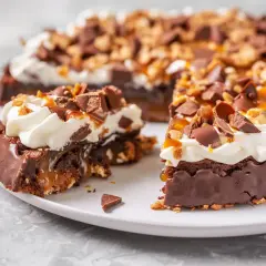 Kladdkaka med tosca, toppad med vispgrädde, chokladbitar och kolasås. En dröm för alla chokladälskare!