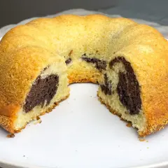 En saftig tigerkaka med chokladmarmorerad insida, perfekt för ett enkelt tigerkaka recept.