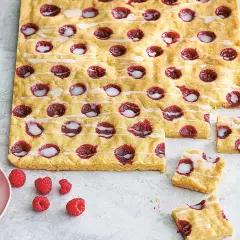Hallongrottor i långpanna, med saftiga hallon och en söt glasyr. Perfekt för fikat!