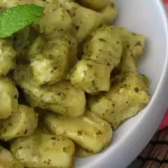 Krämiga gnocchi med pestosås, perfekt för ett snabbt och gott gnocchi recept. Garnerad med färsk mynta.