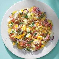 En god sallad till maten med potatis, räkor, ägg, rödlök och dill.