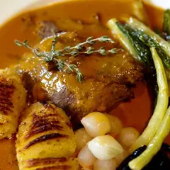 En läcker kalvstek i gryta med Hasselbackspotatis, haricots verts och pärllök. En riktig höjdare!
