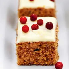 Mjuk pepparkaka med frosting och lingon. En härlig julig bit som smälter i munnen.