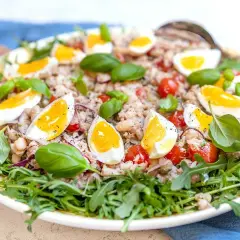 En härlig tonfisksallad med kokta ägg, körsbärstomater, bönor och basilika, perfekt som en lätt lunch eller middag.