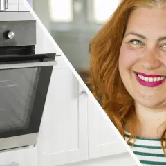 En glad kvinna med rött hår ler mot kameran. Bredvid syns en ugn med öppen lucka, redo att grädda bullar varmluft eller inte.