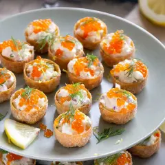 Små, krispiga krustader i ugn fyllda med en krämig röra och toppade med orange rom och dill. Perfekta för mingel!