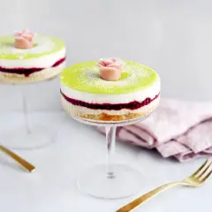Två vackra prinsesstårtor i glas, dekorerade med en rosa marsipanros och pudrade med florsocker. Perfekt för en festlig fika.