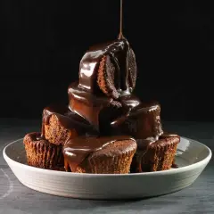 En stapel chokladmuffins, överhällda med varm chokladsås. Ett härligt sticky toffee pudding recept!