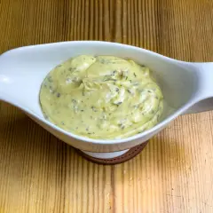 Krämig bearnaisesås i vit såssnip, redo att serveras. Ett klassiskt bearnaisesås recept som passar till det mesta.