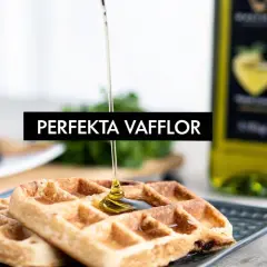 Perfekta våfflor med honung som ringlas över. Ett recept på krispiga och gyllene våfflor.