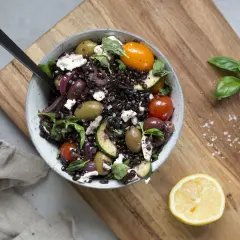En härlig sallad med belugalinser, fetaost, oliver, tomater och zucchini. Ett perfekt belugalinser recept för en lätt lunch.