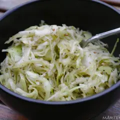 En skål med krispig pizzasallad, perfekt för ditt nästa pizzasallad recept. Enkel att göra och god till allt!
