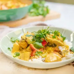 En krämig kycklingcurry med ris, toppad med färsk koriander. Ett perfekt currysås recept för en smakrik middag.