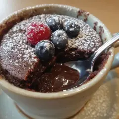 Chokladig muggkaka med bär och florsocker. Ett enkelt muggkaka recept som är perfekt för fikat.
