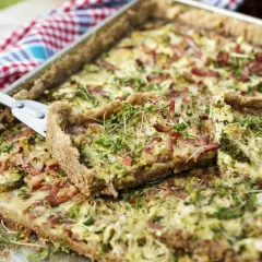 En gyllene kycklingpaj i långpanna, toppad med krispigt bacon och färska örter. Perfekt för en somrig picknick.