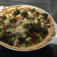 En gyllene vegetarisk paj i långpanna med broccoli och ost.