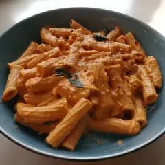 En skål med krämig vodka pasta, toppad med chiliflakes och färska örter. En riktig klassiker!
