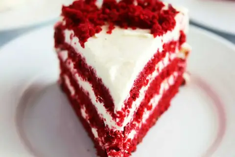 En bit saftig red velvet cake med krämig frosting. Perfekt för ett speciellt tillfälle eller när du vill ha ett gott recept.