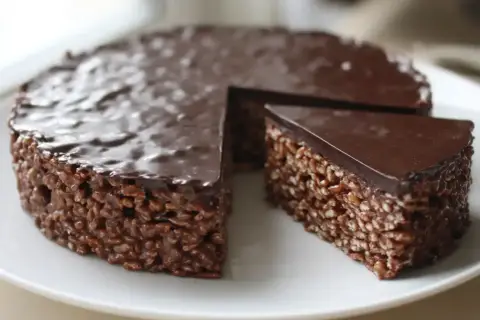 En härlig chokladtårta med krispiga rispuffar och chokladglasyr, perfekt för barnkalas.