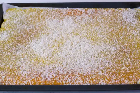 En nybakad silviakaka i långpanna, generöst strödd med kokosflingor. Perfekt för fikat!