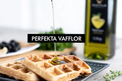 Perfekta våfflor med honung som ringlas över. Ett recept på krispiga och gyllene våfflor.