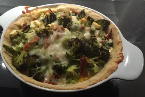 En gyllene vegetarisk paj i långpanna med broccoli och ost.