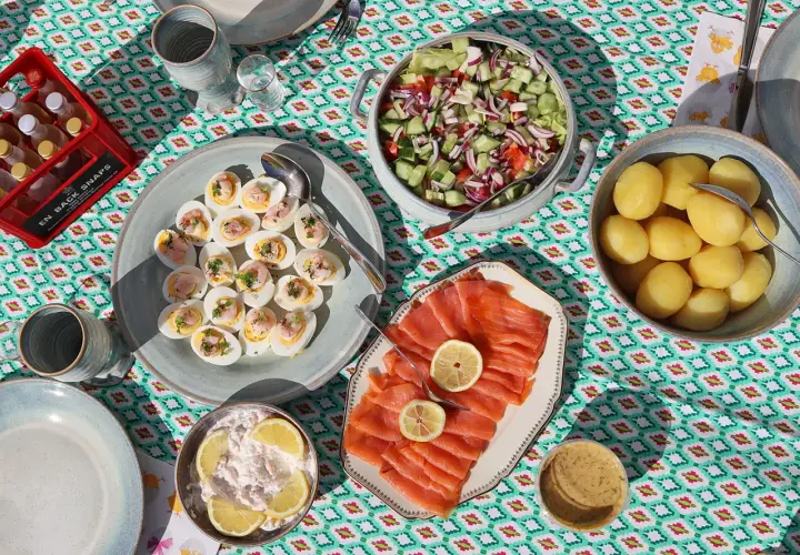 En härlig påskmat lista med sill, ägg, potatis, sallad och gravad lax. Perfekt för en påskbuffé!