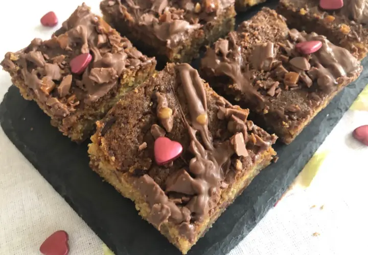 Saftiga chocolate chip cookies i långpanna, toppade med smält choklad och strössel. Perfekta för fika!