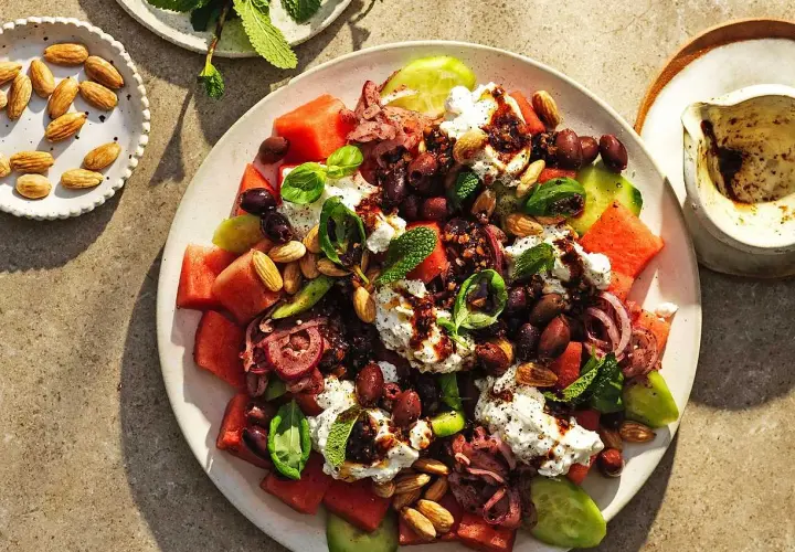 Sommarfräsch vattenmelon sallad med fetaost, oliver, rödlök och mandlar. En härlig kombination av sött och salt.
