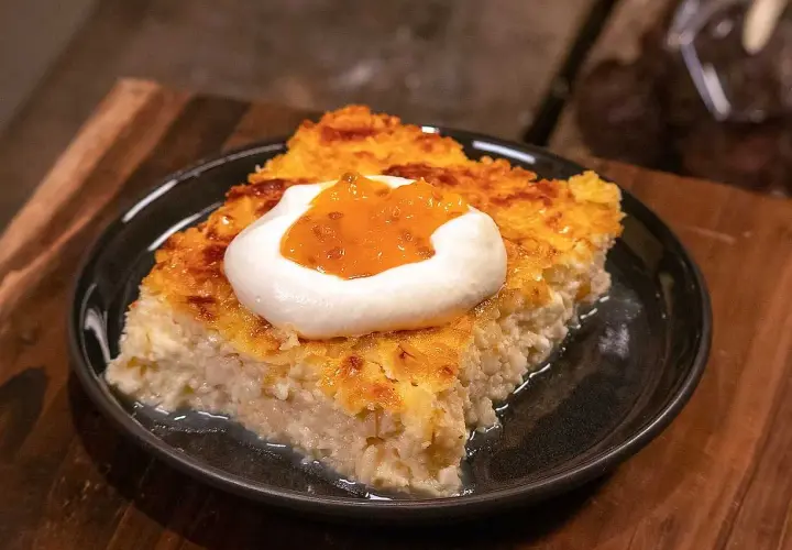 En bit krämig ostkaka med fluffig grädde och aprikoskompott. Ett perfekt ostkaka recept för fikat.