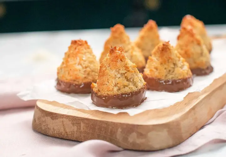 Små, gyllene kokostoppar med chokladbotten, perfekta för ett enkelt kokostoppar recept.